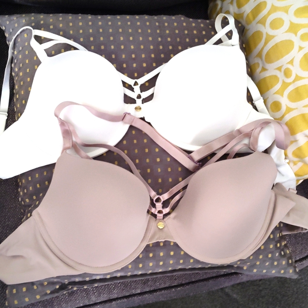Pearl two bra'swith sexy front design and 3 pairs of high waisted thong panties.